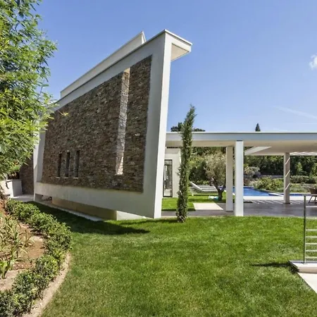 Stunning Luxury Modern With Incredible Ocean Views *
