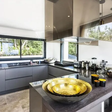 Stunning Luxury Modern With Incredible Ocean Views *